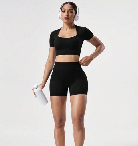 EASITHLETE SET 2 PIEZAS MAS AJUSTE REGULAR- CONJUNTO TOP Y SHORT NEGRO